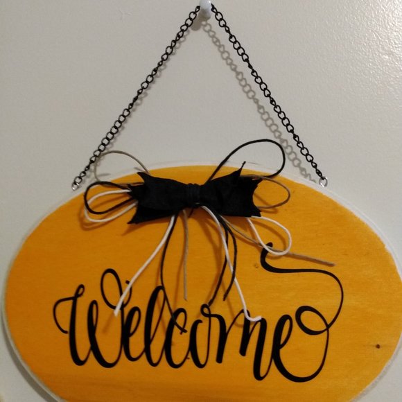 Halloween inspired welcome door hanger - Picture 3 of 3